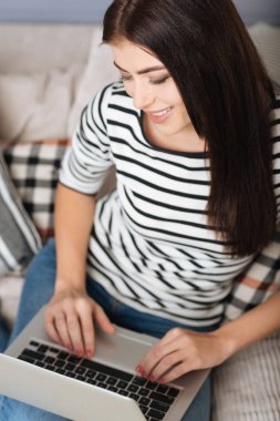 Bir e-posta yazma memnun zarif Bayan