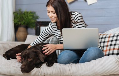 Neşeli zarif kadın onun sevimli Labrador sevişme