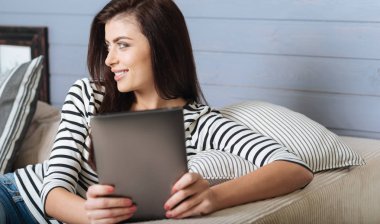 Güzel zarif kadın onun Gadget'ı kullanma