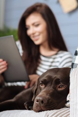 İki arkadaş rahat bir kanepede rahatlatıcı