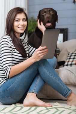 Onun Labrador ile poz zarif genç kadın