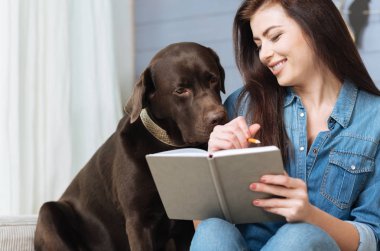 Mutlu esmer onu evde beslenen hayvan vasıl gülüyor