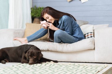 Güzel hanımefendi bir photoshoot yapmak