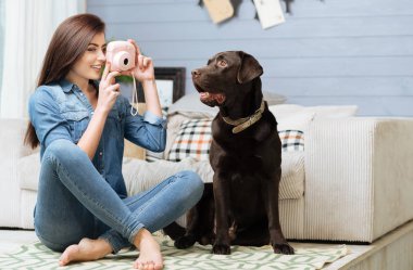 Yaratıcı kadın kendini çekim tarafından eğlenceli