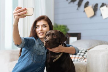 kadın ile köpek fotoğraf çekimi