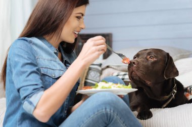 Cömert neşeli kız yemeğine paylaşımı