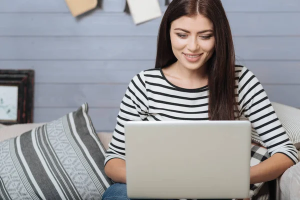 Vidám koncentrált nő használ a laptop — Stock Fotó