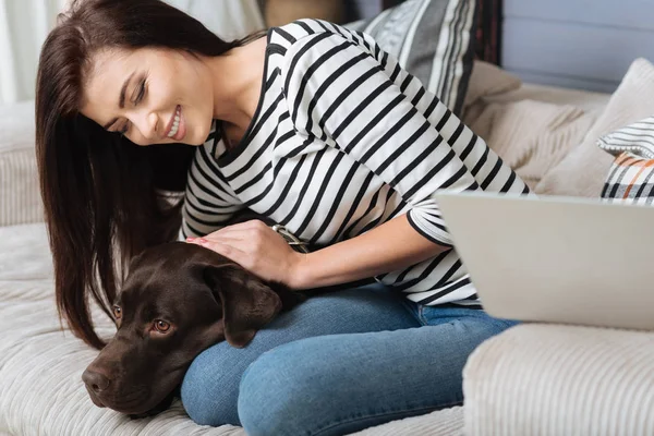 Édes nő átölelve neki kisállat ápolás — Stock Fotó