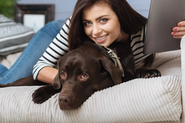Positiv söt kvinna underhållande själv och hennes husdjur — Stockfoto