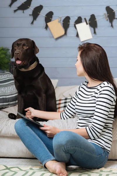 Cuidando bastante morena comunicándose con su mascota — Foto de Stock