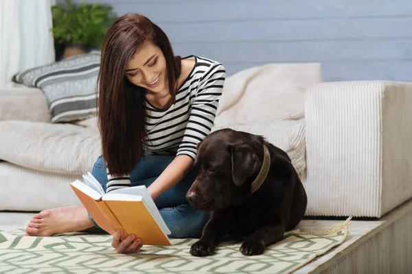 Cuidar doce senhora leitura para seu animal de estimação — Fotografia de Stock