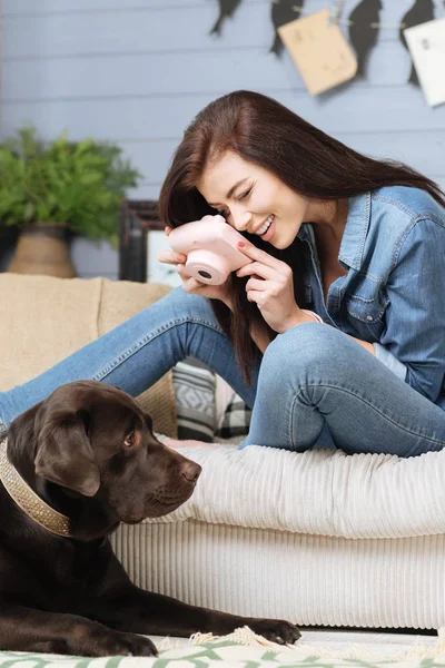 Fascinado jovem mulher tirar fotos de seu animal de estimação — Fotografia de Stock