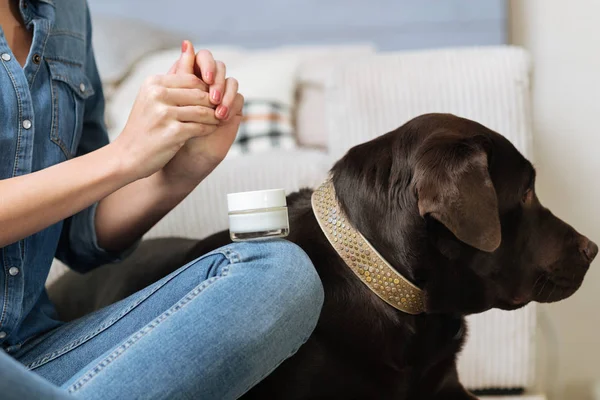 Femme tester nouvelle crème pour les mains — Photo