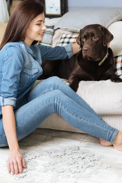 Ziemlich clevere Dame beim Lösen von Rätseln — Stockfoto