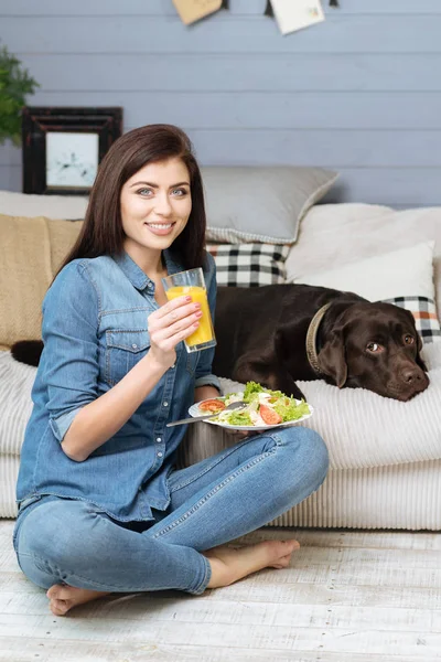 Mujer disfrutando de comida saludable — Foto de Stock