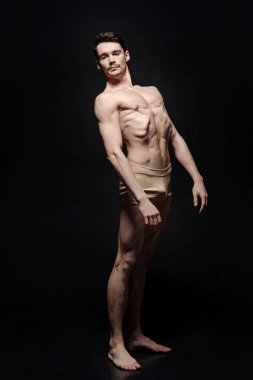 Ayakta katılan genç dansçı 