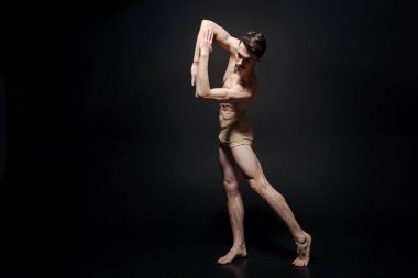 Esnek genç dansçı gerçekleştirme 