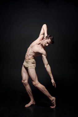 Genç dansçı germe konsantre 