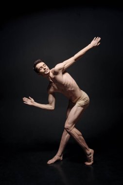 Yetenekli dansçı esnekliğini göstererek 