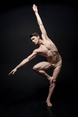 İnce atletik dansçı gerçekleştirme