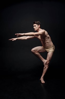 Çalışkan konsantre dansçı gerçekleştirme 