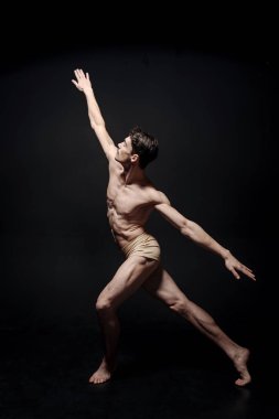 Hevesli genç dansçı germe 