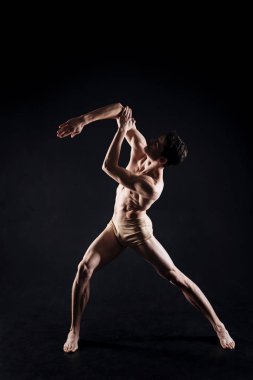 Ustaca dansçı stüdyoda gerçekleştirme