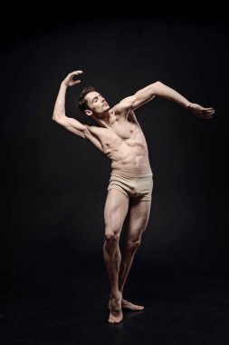 Esnek genç dansçı gerçekleştirme 