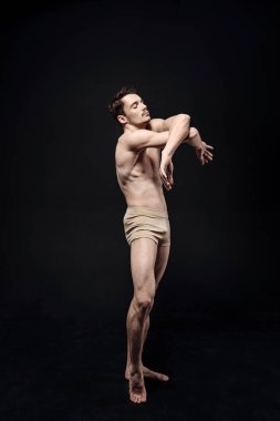 Yaratıcı genç dansçı gerçekleştirme 