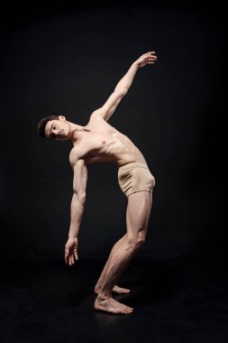 Huzurlu genç jimnastikçi gerçekleştirme 