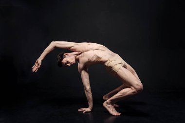 Elastik genç jimnastikçi germe