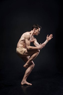 Yaratıcı genç jimnastikçi gerçekleştirme 