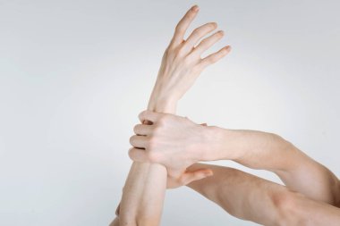 güç gösteren sporcular eller 