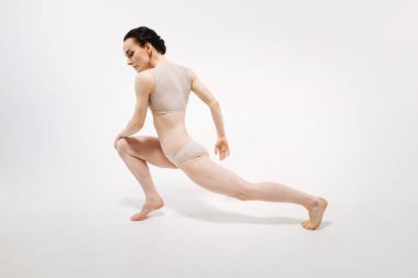 Flexile genç jimnastikçi gerçekleştirme 