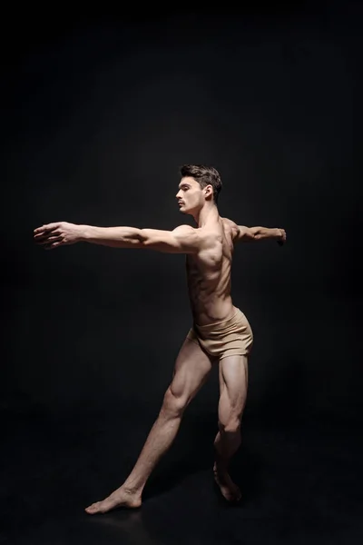 Bailarín masculino agraciado actuando — Foto de Stock