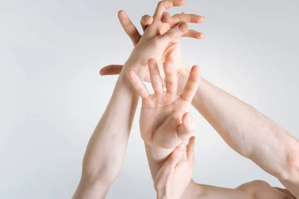 Mãos demonstrando agressão — Fotografia de Stock