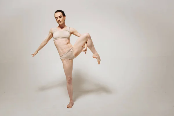 Konzentrierte junge Tänzerin tritt auf — Stockfoto