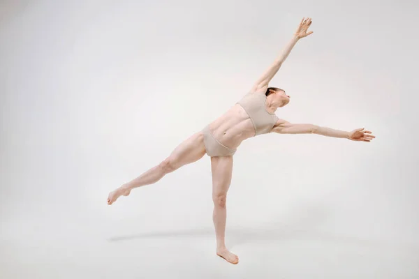 優雅な若いバレエ ダンサーのストレッチ — ストック写真