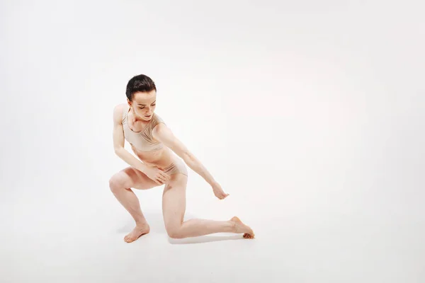 Konzentrierte junge Turnerin tanzt — Stockfoto
