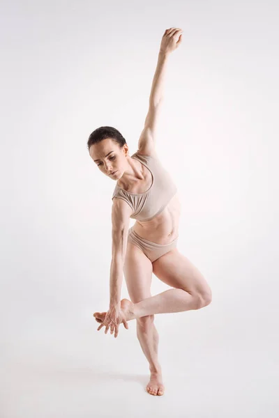 Vrouw doen yoga in de studio — Stockfoto