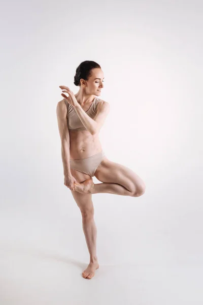 Mujer joven practicando yoga — Foto de Stock