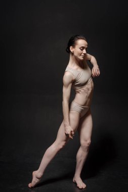 poz stüdyoda bale dansçısı