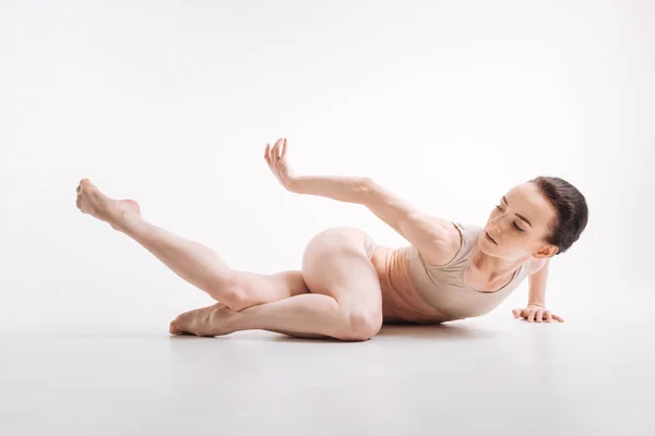 Artística jovem dançarina realizando — Fotografia de Stock