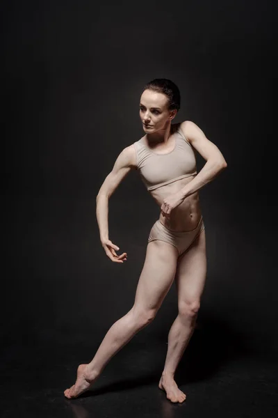 Bailarina de ballet involucrada de pie — Foto de Stock