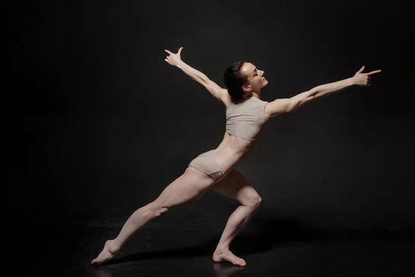 Balletttänzer posiert im Studio — Stockfoto