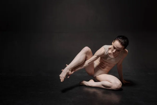 Gefühllose junge Balletttänzerin dehnt sich — Stockfoto