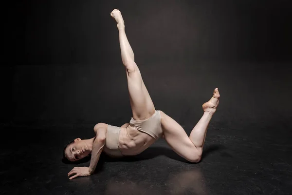 Geconcentreerde jonge danser handelen — Stockfoto