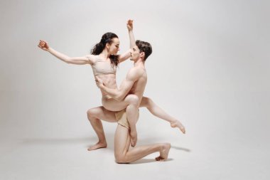 Etkileyici sporcular poz