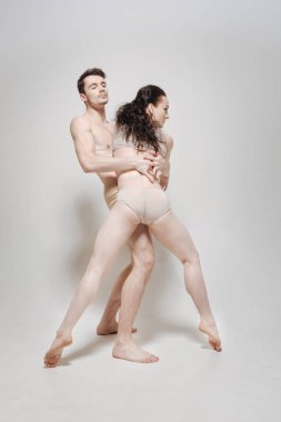 Sanatsal genç dansçılar gerçekleştirme