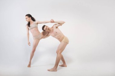 Genç dansçılar gerçekleştirmek 